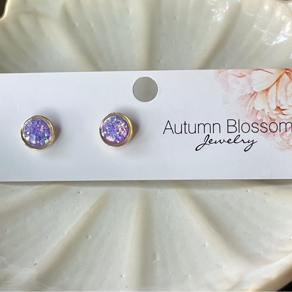Handmade lavender post earrings - Picture 3 of 4